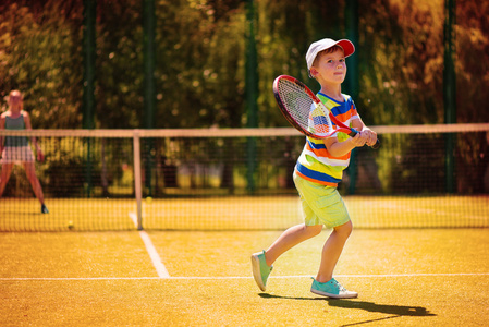 小男孩打网球