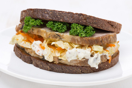 凉拌卷心菜和肉，特写的黑麦面包的三明治