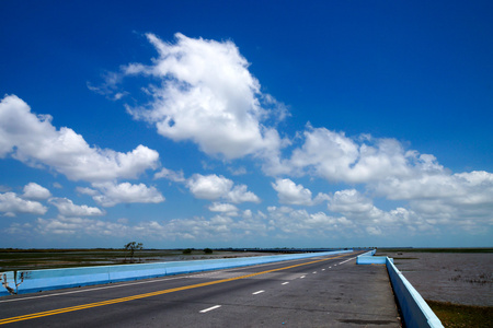 空路和黄色交通线路图片