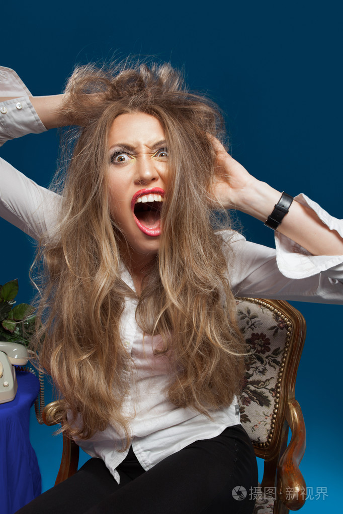 愤怒的女人尖叫