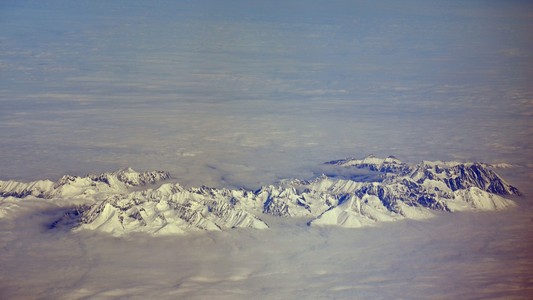 在云端，越过 tatra 山脉的山峰