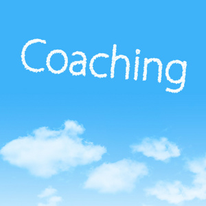 蓝蓝的天空背景上设计的教练云图标。