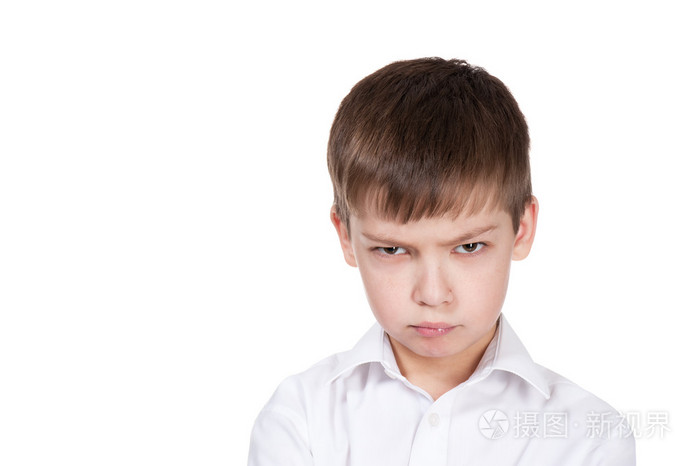 生气的男孩的肖像