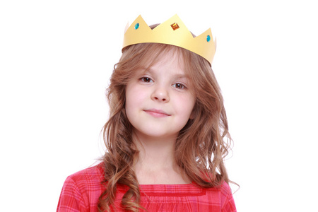 纸王冠形的纹章年轻漂亮的女孩