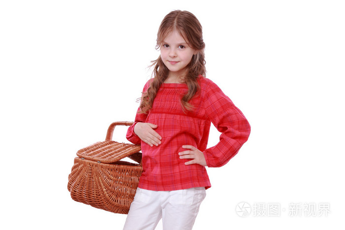 小女孩抱着野餐篮子