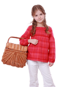 女孩抱着野餐篮子
