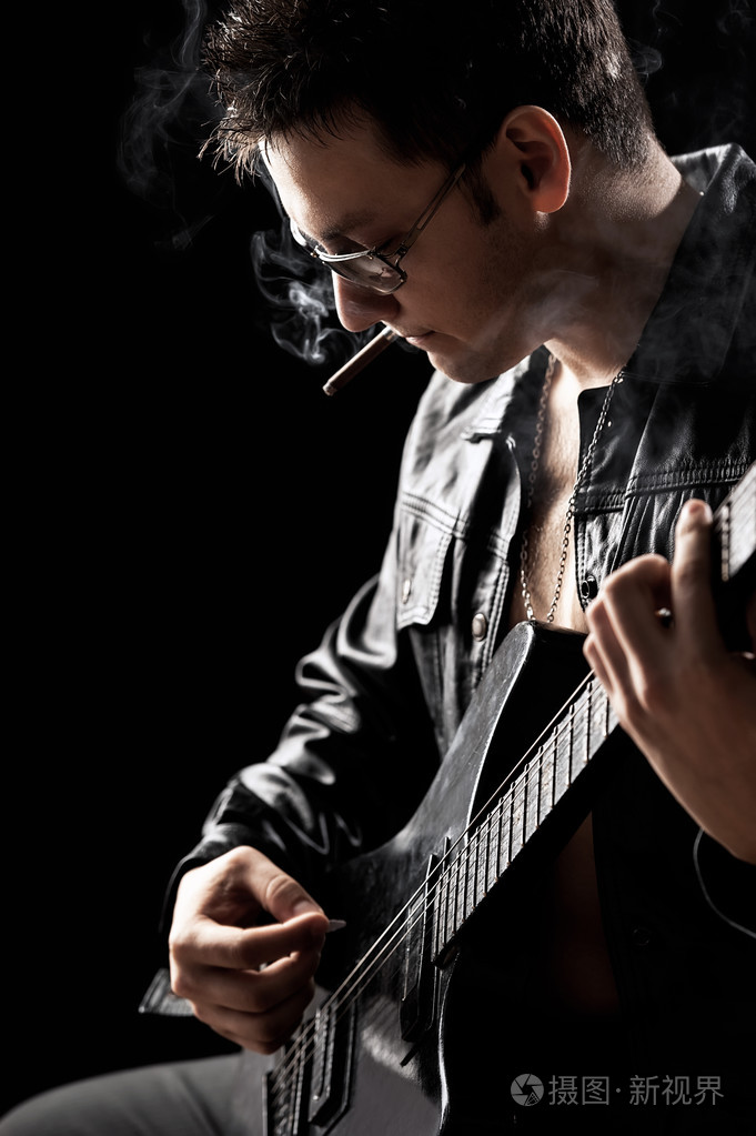 年轻男吉他照片-正版商用图片1fbs16-摄图新视界