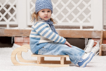 小女孩在雪橇上图片