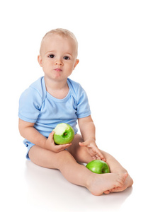 这个小男孩吃青苹果