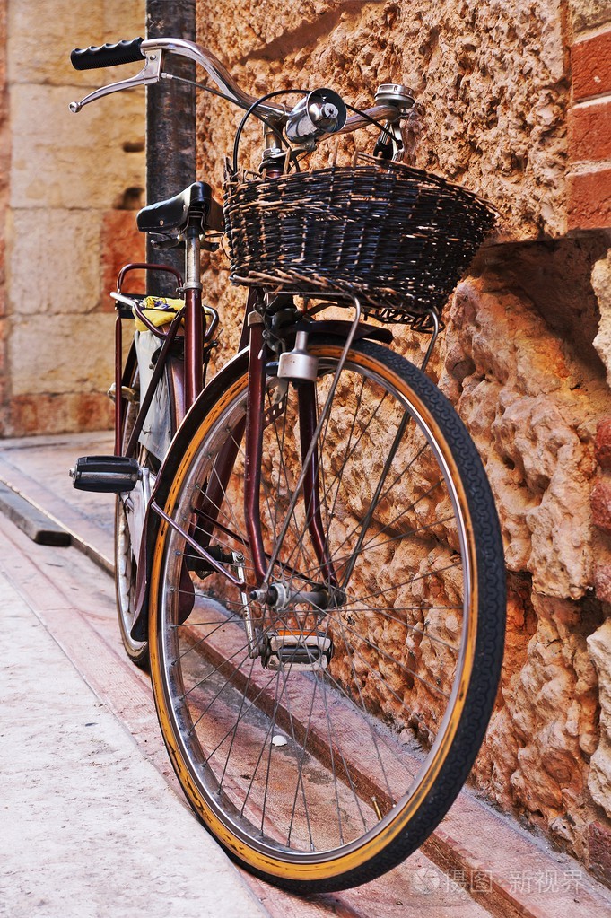 自行车和一个装着旧砖墙的柳条篮子