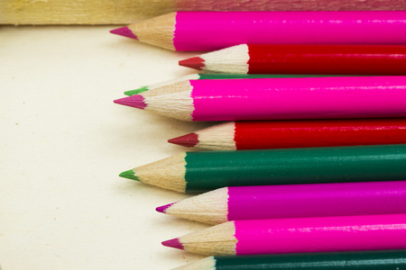 彩色的铅笔与木制背景