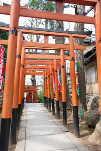 东京，日本2014 年 4 月 1 日 牌坊门在花园  inari 神社在 2014 年 4 月 1 日在上野公园里。上野