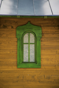 在木制的房子上的绿色窗口
