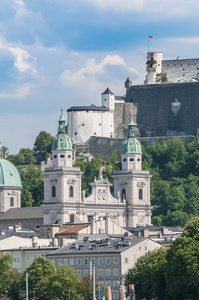 从 salzach 河，奥地利的萨尔斯堡大教堂