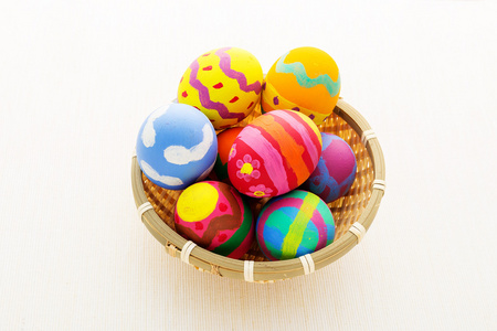 购物篮中的色彩缤纷复活节彩蛋。