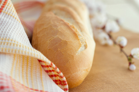 白面包附近餐巾