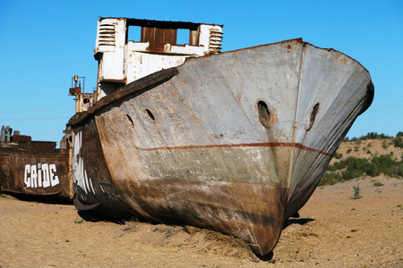 在 moynaq，穆伊纳克或 moynoq咸海或咸海湖乌兹别克斯坦亚洲周围的沙漠的船