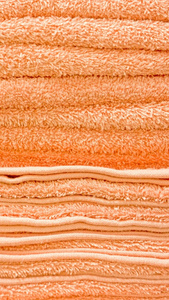 堆栈的橙色毛巾特写