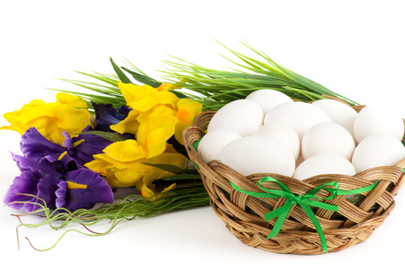 复活节彩蛋与鲜花