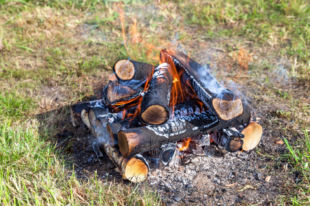 在一堆篝火燃烧着温暖的炉火的特写