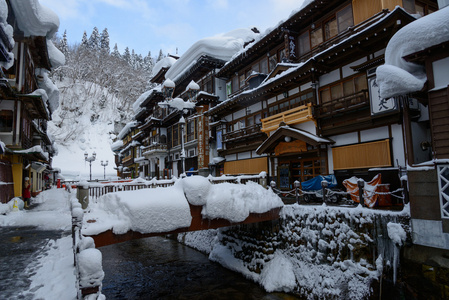 历史街区的银山温泉在冬天