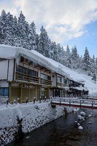 历史街区的银山温泉在冬天