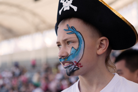 海盗帽子的男孩画脸
