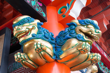 东京，日本2014 年 4 月 4 日 卫报狗雕像在神田明神祠。神田明神祠已近 1300 多年 730 公元建国以来在江户东