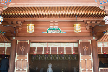 东京，日本2014 年 4 月 4 日 汤岛天满宫的屋顶。这座神殿始建于公元 458 年