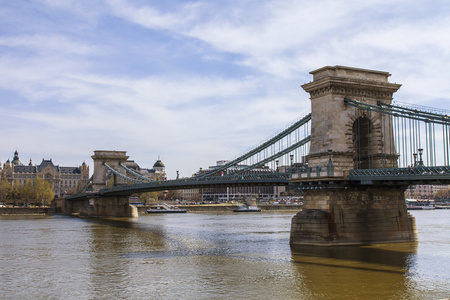 在匈牙利首都布达佩斯。链通过多瑙河大桥