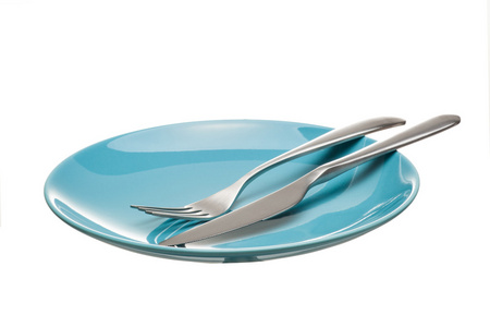 蓝色的空盘子，与白色的背景上孤立的刀和叉