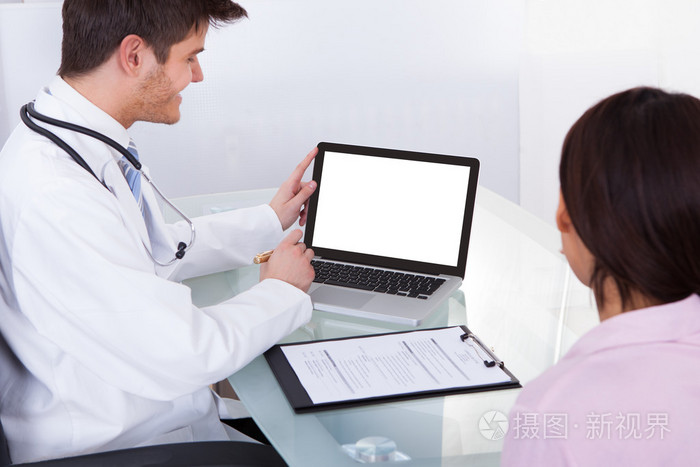 一位女病人咨询医生