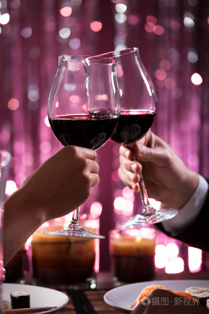 在餐馆里夫妇敬酒酒杯