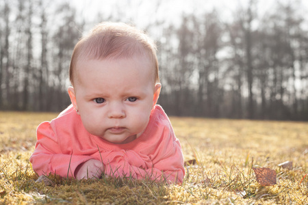 婴儿在阳光下的草地上