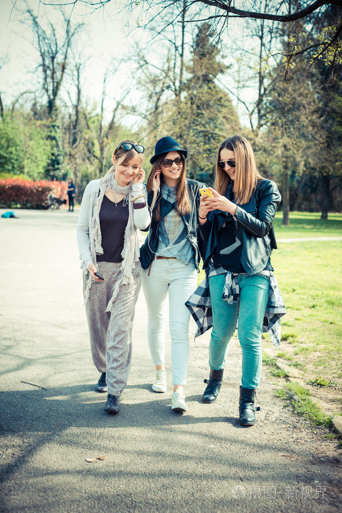 三个漂亮朋友正宗