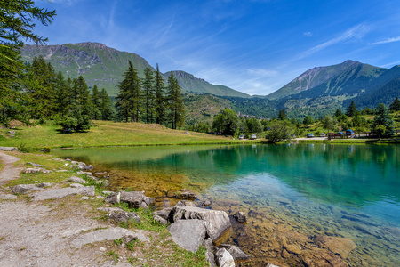 湖 laux 和山