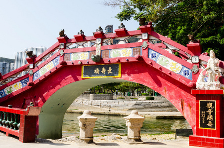 在香港浅水湾澳灵隐寺的长寿桥图片