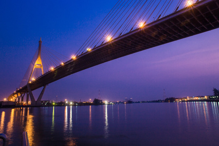在曼谷，泰国晚上桥