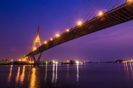 普密蓬二桥的夜景