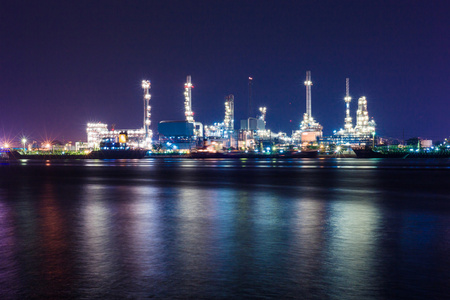 炼油厂在夜景