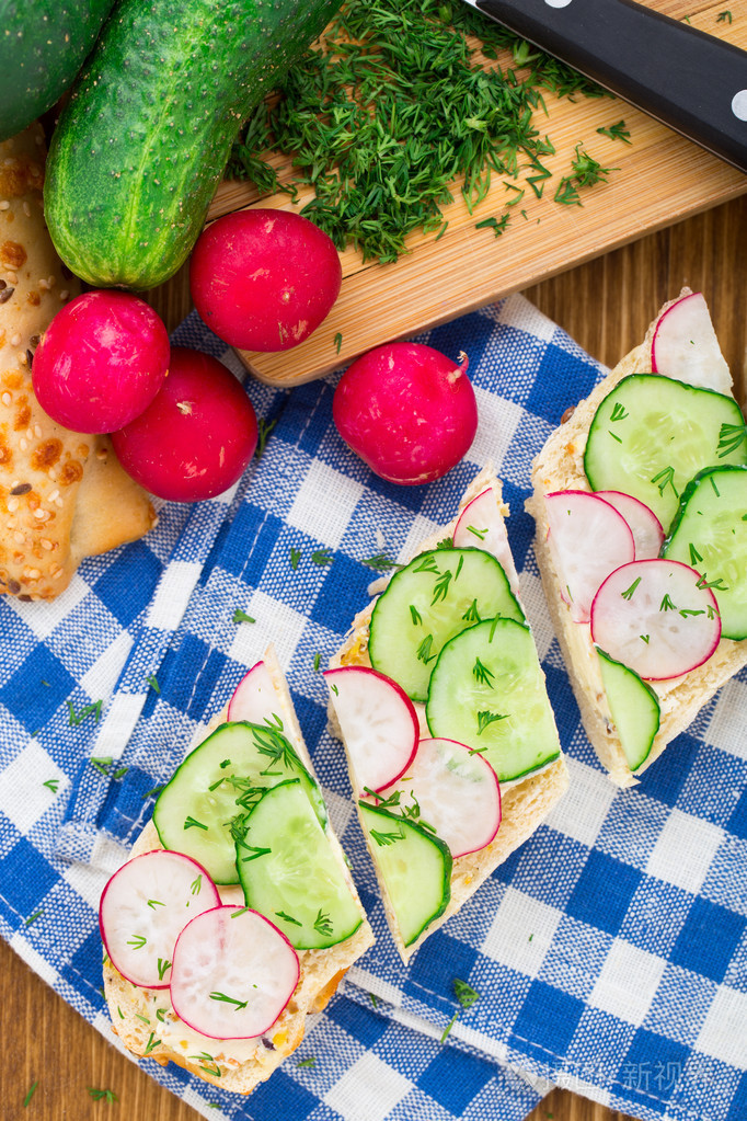 新鲜蔬菜三明治
