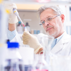 生命dna生命科学家在实验室里研究照片
