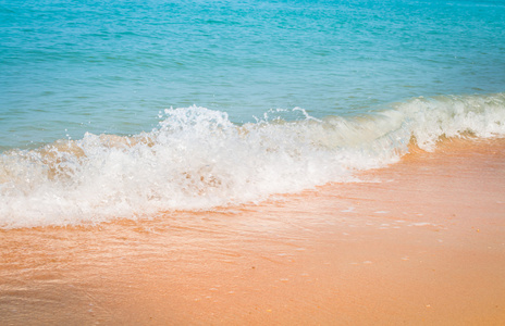 海滩和海中的波浪