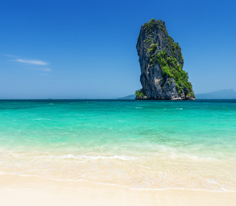 清澈的水和蓝蓝的天空。phra nang 海滩泰国