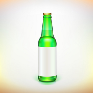 啤酒绿色玻璃瓶和标签。产品包装