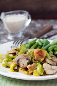 鸡胸肉炒韭菜 蘑菇 青豆 奶油 sa