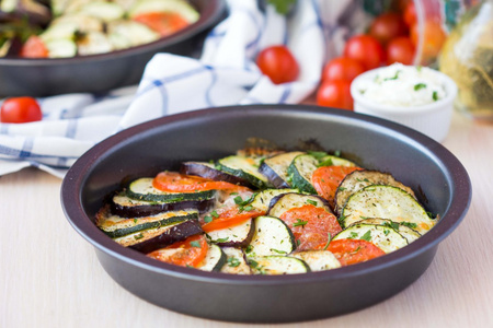 Ratatouille, grnsaker skurna i skivor, aubergine, zucchini, tom