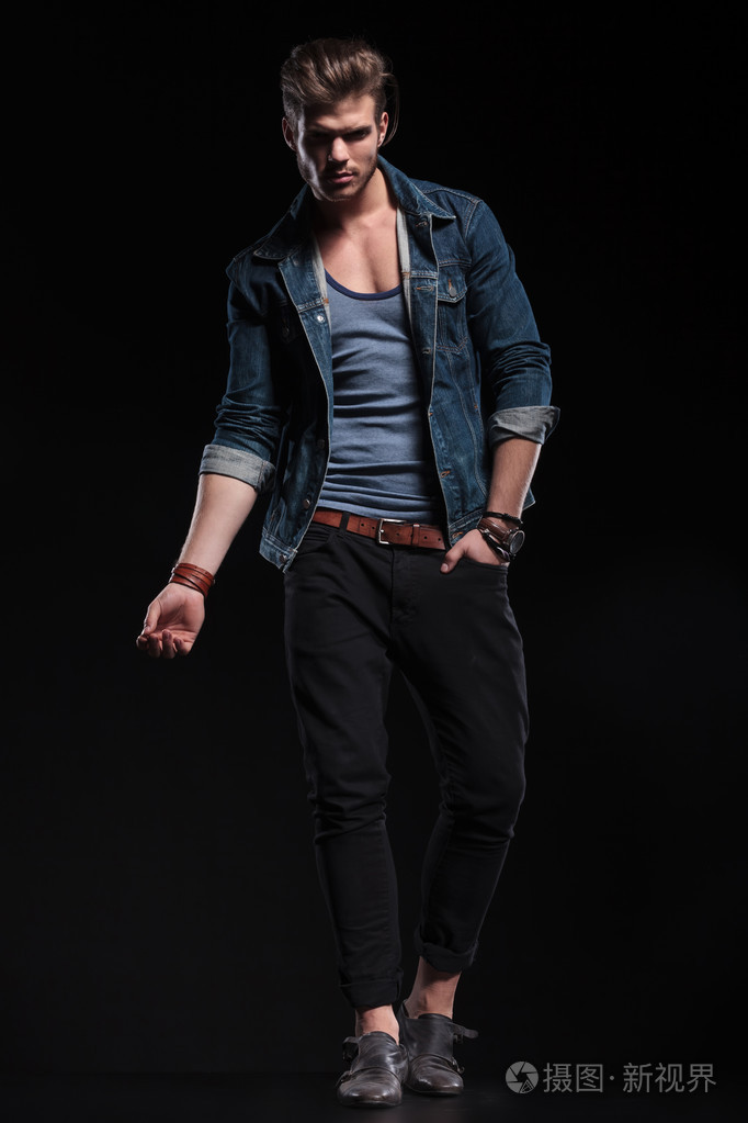 摆出性感姿势的时尚男子全身照片
