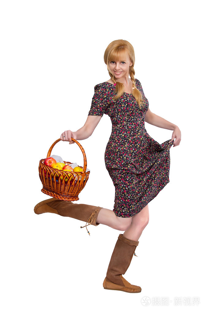 金发女郎提着一个篮子熟透了的苹果