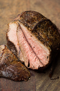 一块烤的牛肉 小牛肉 在切割的片，美味的自制 d